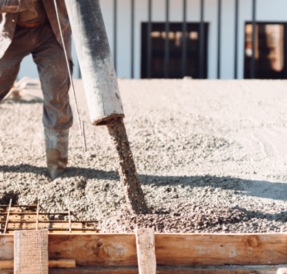 Livraison du béton à la pompe dans un coffrage en bois ferraillé