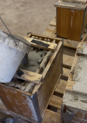 Coulage du mortier dans coffrage et durcissement